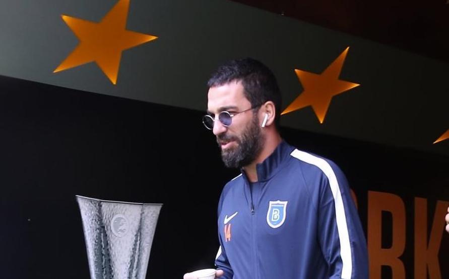 Emre Belözoğlundan tribüne hareket