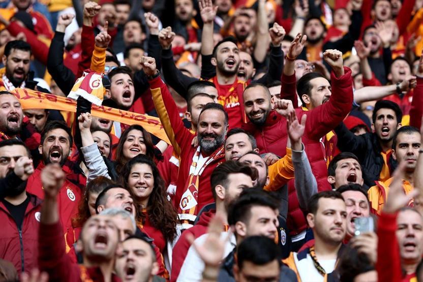 Emre Belözoğlundan tribüne hareket