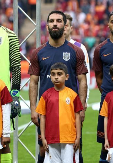 Emre Belözoğlundan tribüne hareket
