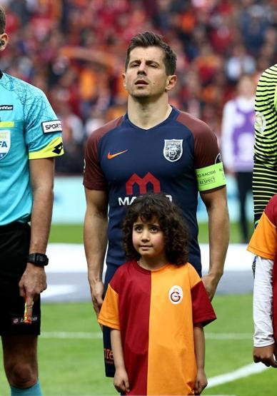 Emre Belözoğlundan tribüne hareket