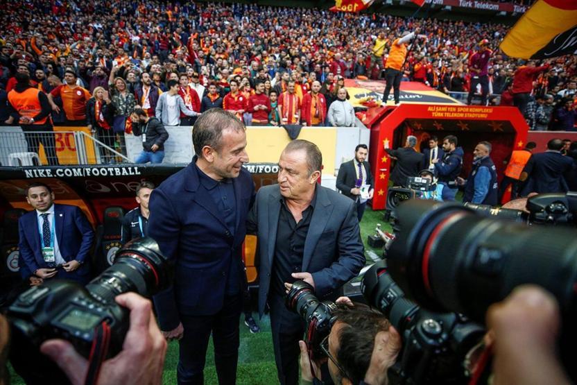 Emre Belözoğlundan tribüne hareket