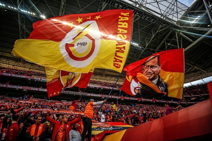 Emre Belözoğlundan tribüne hareket