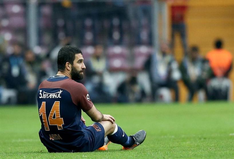 Emre Belözoğlundan tribüne hareket