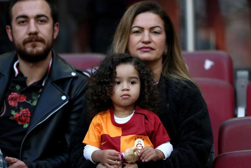 Emre Belözoğlundan tribüne hareket