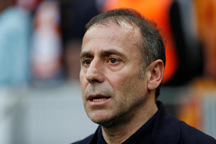 Emre Belözoğlundan tribüne hareket