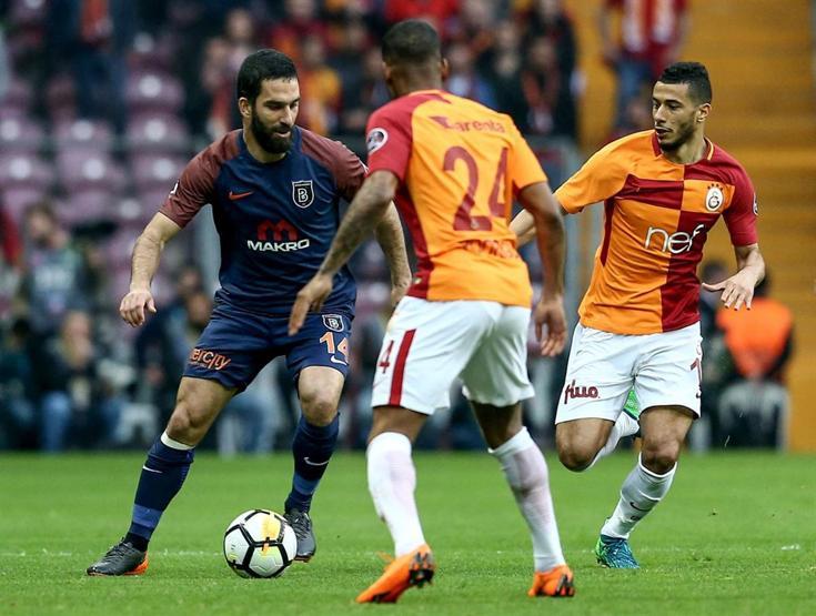 Emre Belözoğlundan tribüne hareket