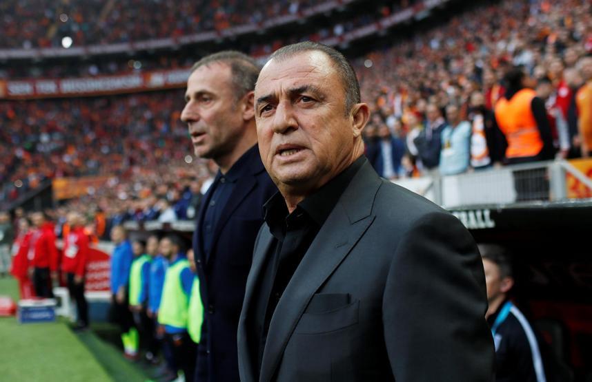 Emre Belözoğlundan tribüne hareket