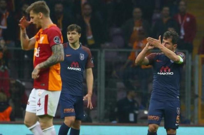 Emre Belözoğlundan tribüne hareket