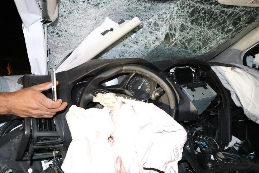 Batmanda otomobil ile kamyonet çarpıştı: 4 ölü, 11 yaralı