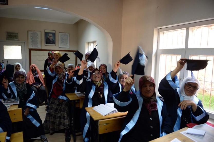 En küçüğü 55 yaşında, okuma yazma öğrendiler, cübbe giyip kep fırlattılar