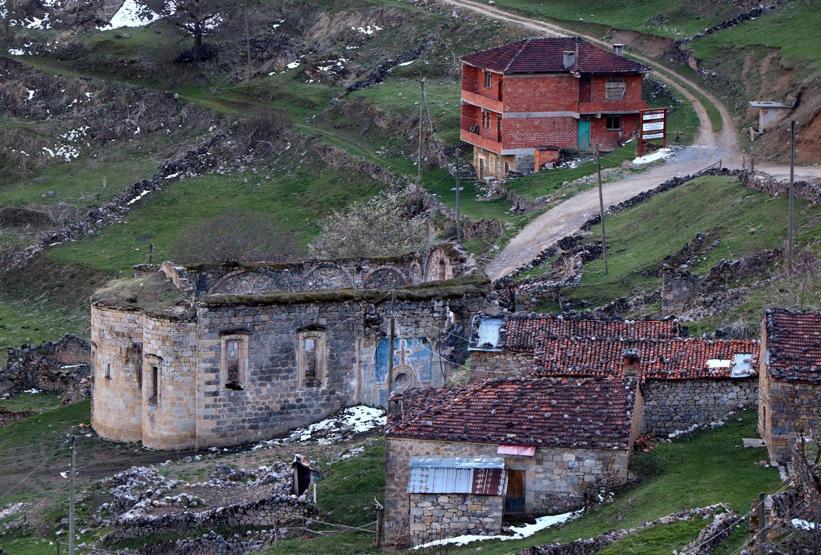 Arkeolojik doğal sit alanı Santa Harabelerine tuğla bina