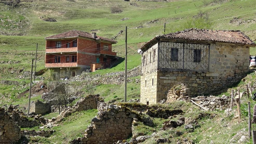 Arkeolojik doğal sit alanı Santa Harabelerine tuğla bina