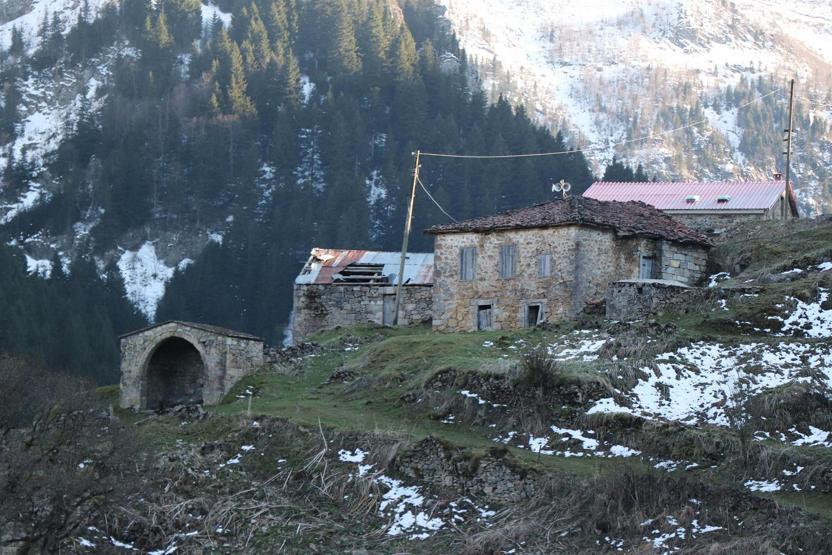 Arkeolojik doğal sit alanı Santa Harabelerine tuğla bina