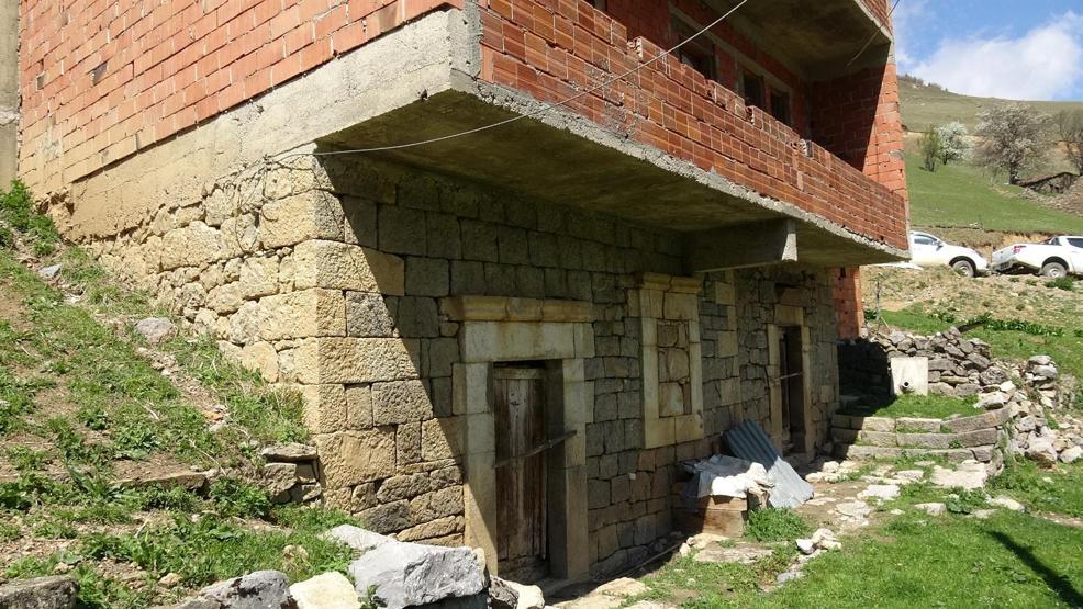 Arkeolojik doğal sit alanı Santa Harabelerine tuğla bina