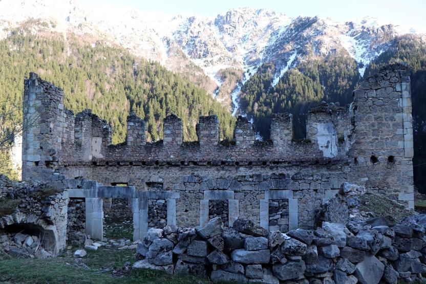 Arkeolojik doğal sit alanı Santa Harabelerine tuğla bina