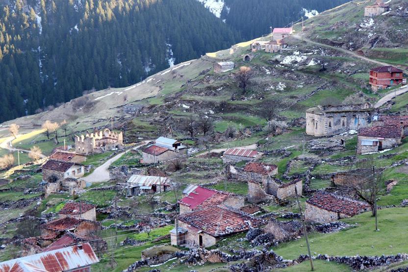 Arkeolojik doğal sit alanı Santa Harabelerine tuğla bina