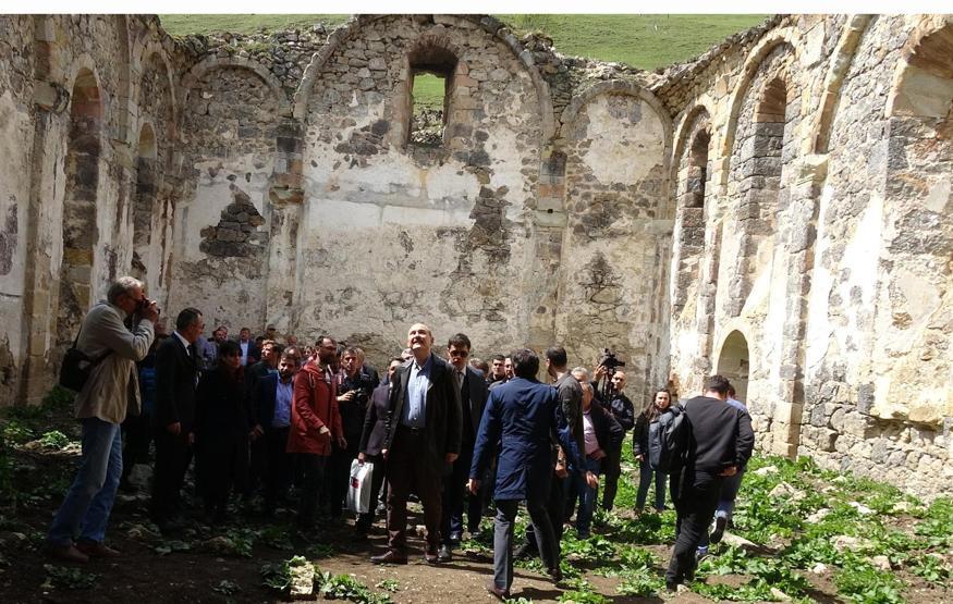 Arkeolojik doğal sit alanı Santa Harabelerine tuğla bina