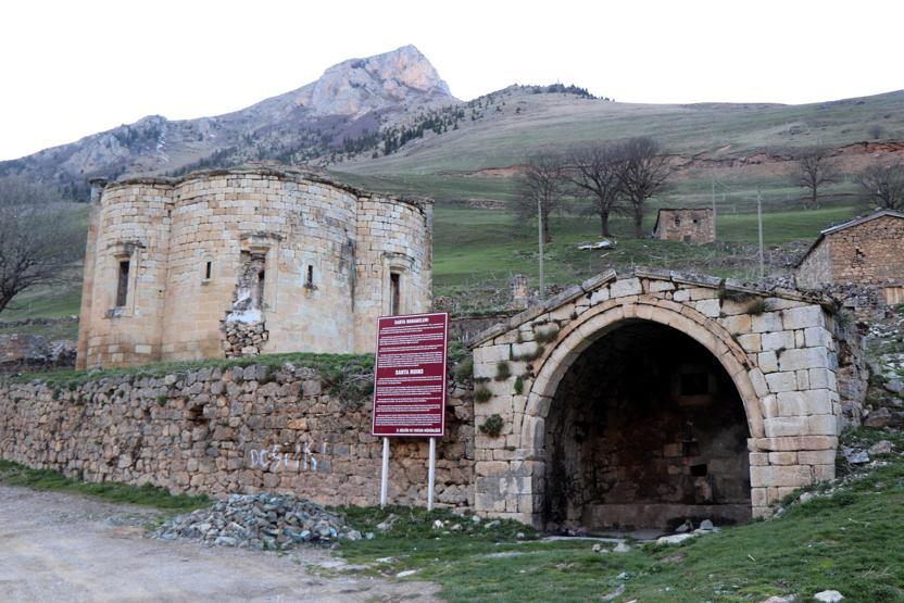 Arkeolojik doğal sit alanı Santa Harabelerine tuğla bina