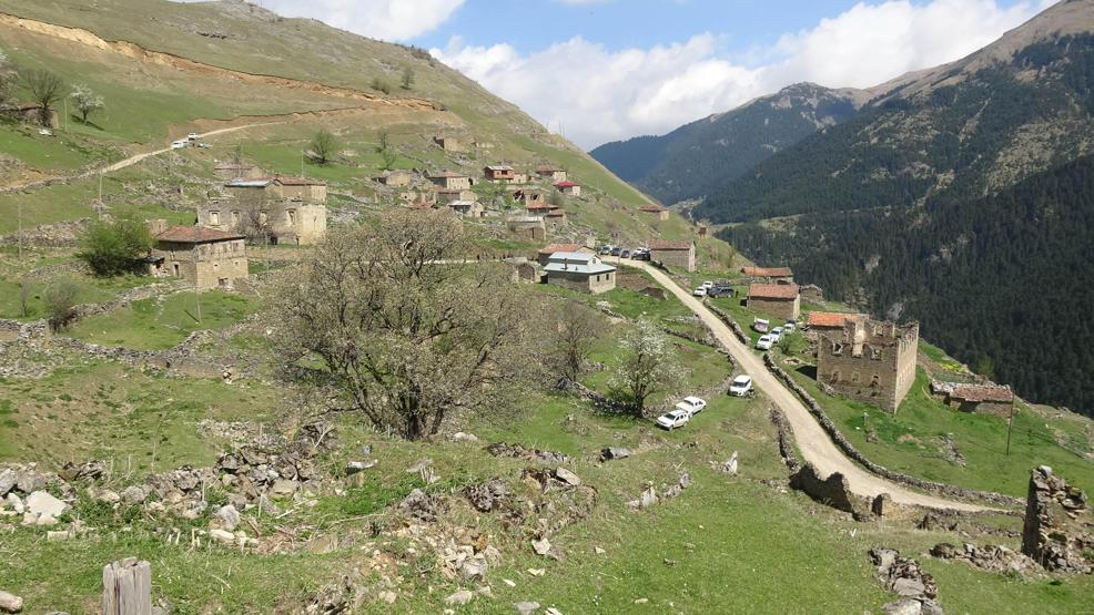 Arkeolojik doğal sit alanı Santa Harabelerine tuğla bina