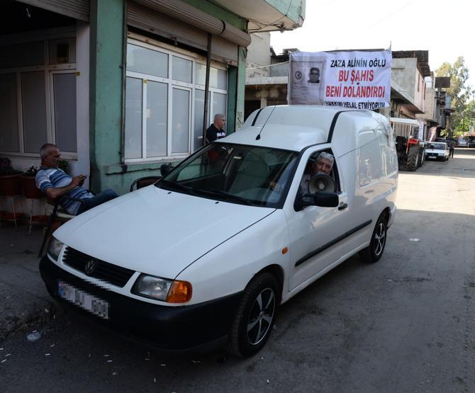 Alacaklısının kimliğini pankart yapıp aracına astı
