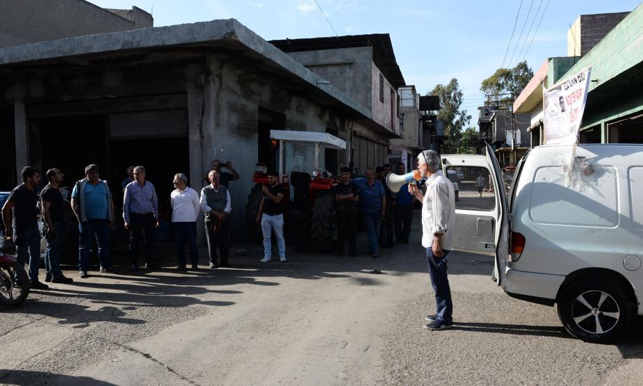 Alacaklısının kimliğini pankart yapıp aracına astı