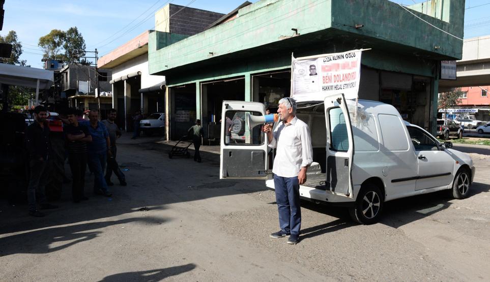Alacaklısının kimliğini pankart yapıp aracına astı