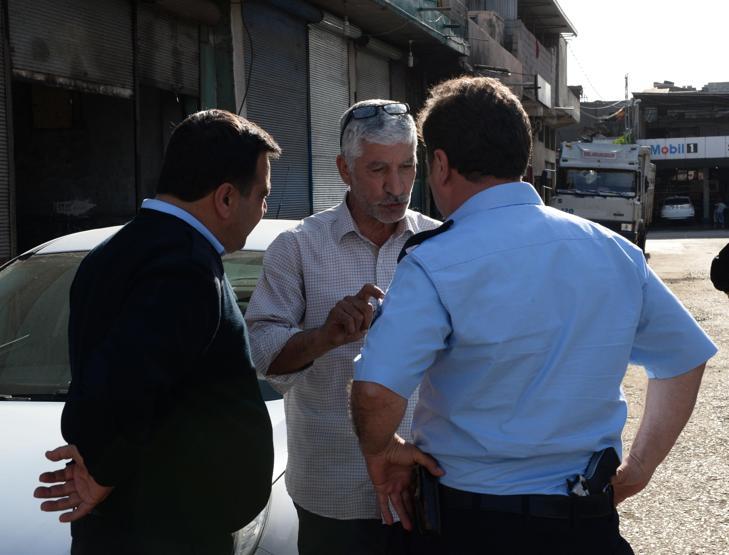 Alacaklısının kimliğini pankart yapıp aracına astı