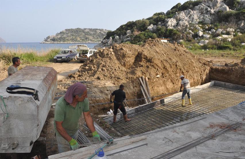 Tarihi sit alanına kaçak inşaat, önüne de havuz