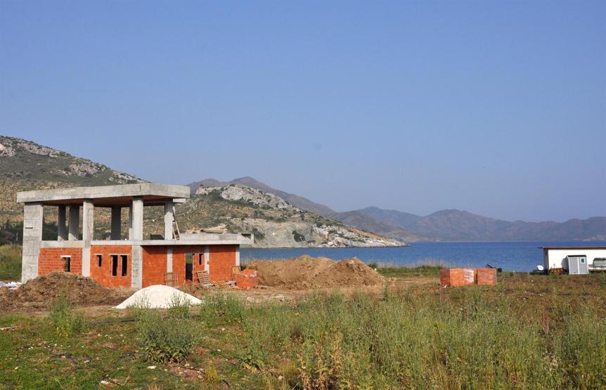 Tarihi sit alanına kaçak inşaat, önüne de havuz