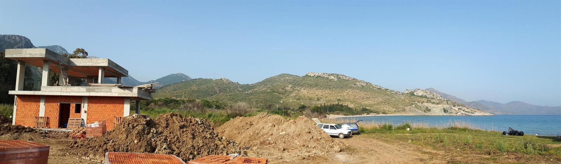 Tarihi sit alanına kaçak inşaat, önüne de havuz