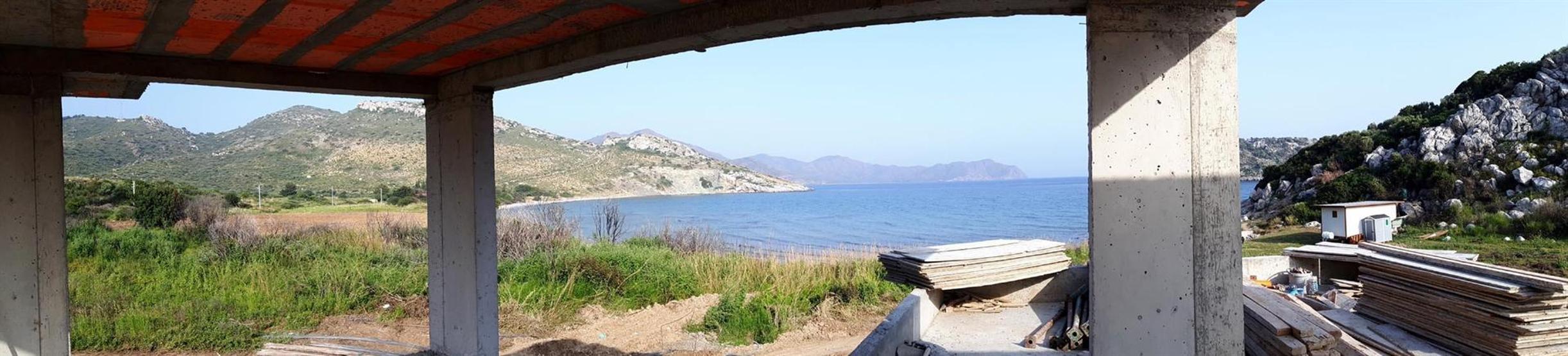 Tarihi sit alanına kaçak inşaat, önüne de havuz