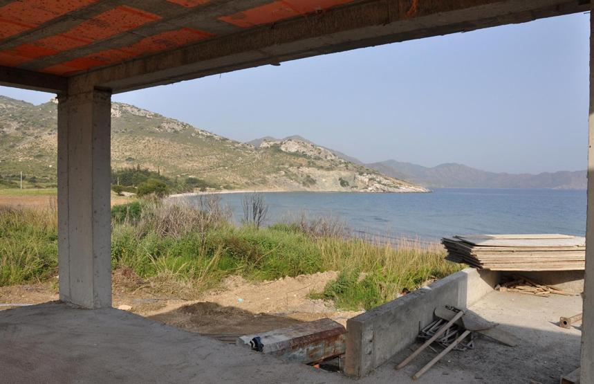 Tarihi sit alanına kaçak inşaat, önüne de havuz