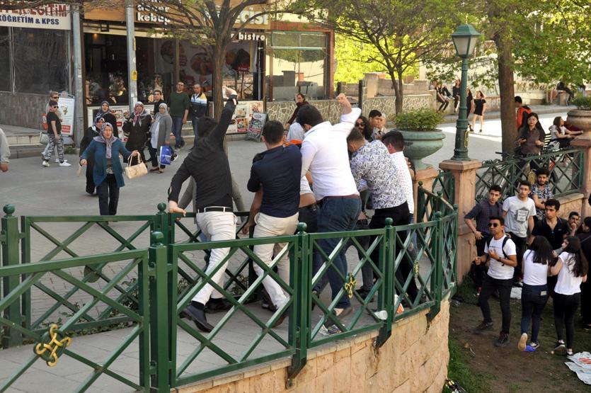 Eskişehir’de 7 kişi 2 kişiye saldırdı kadınlar ayırdı