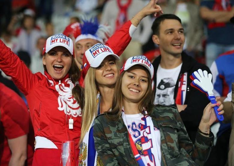 Dünya Kupası öncesi İngiliz futbolcuları Rus kadınlarına dikkat edin diye uyardılar