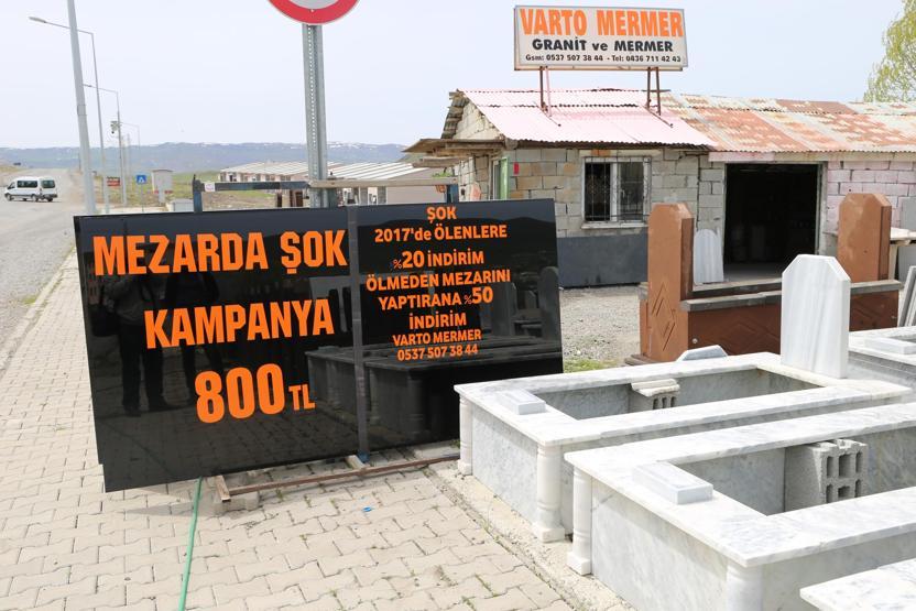 Bu tabela görenleri şaşırttı: Mezarda şok kampanya