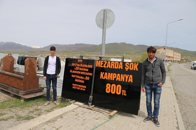 Bu tabela görenleri şaşırttı: Mezarda şok kampanya