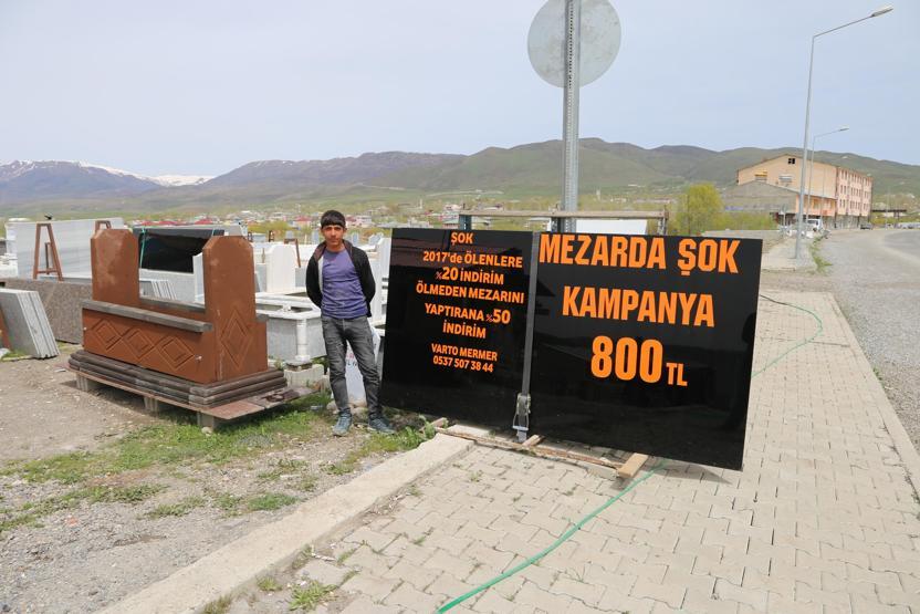 Bu tabela görenleri şaşırttı: Mezarda şok kampanya