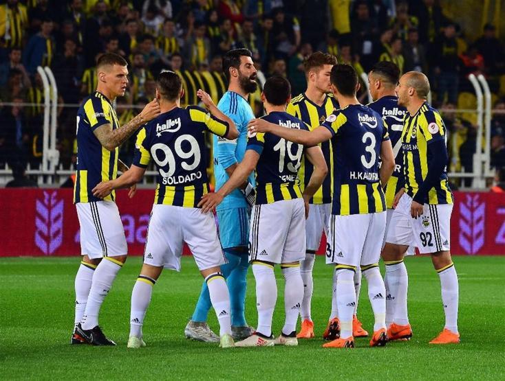 Fenerbahçe-Beşiktaş derbisi tatil edildi