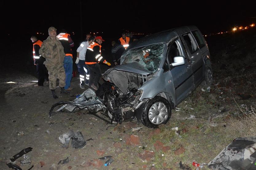 Ağrıda feci kaza: 1i çocuk 4 kişi öldü, 3 kişi yaralandı