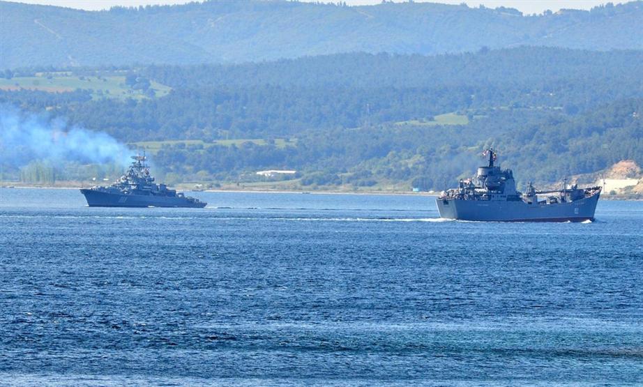 Rus askeri gemileri Çanakkale Boğazından geçti