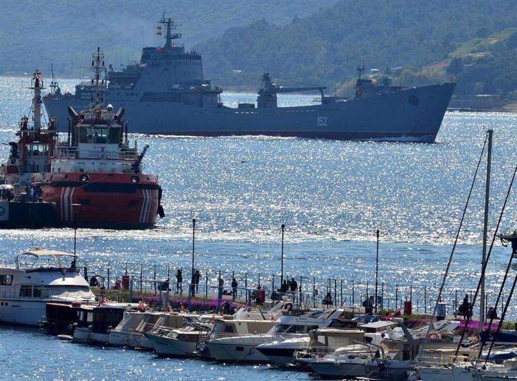 Rus askeri gemileri Çanakkale Boğazından geçti