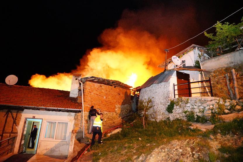 Doğalgaz patladı, 7 ev tamamen yandı