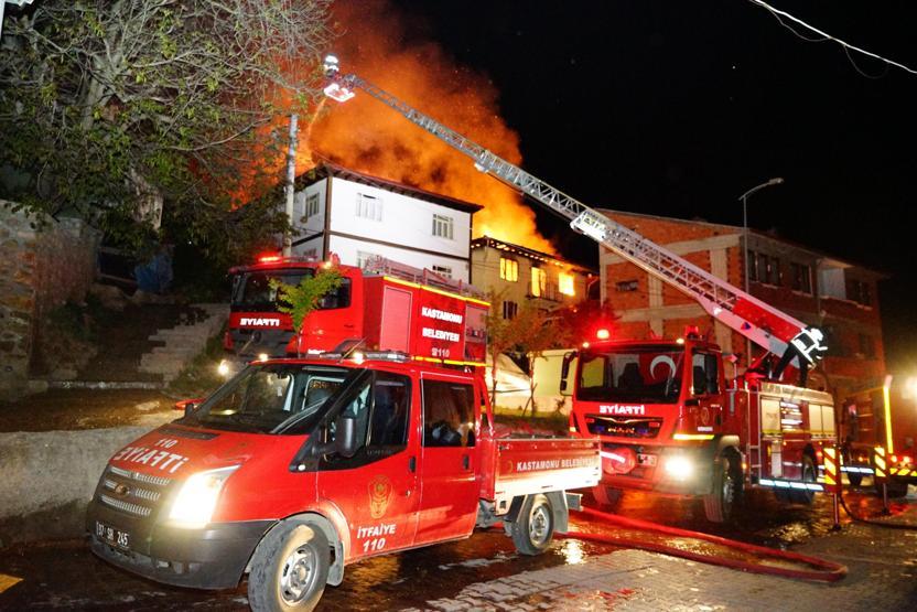 Doğalgaz patladı, 7 ev tamamen yandı