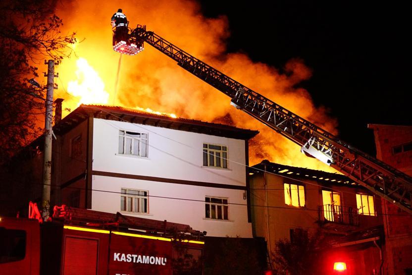 Doğalgaz patladı, 7 ev tamamen yandı