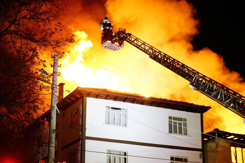 Doğalgaz patladı, 7 ev tamamen yandı