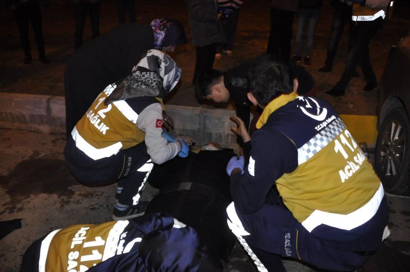 Yaralanan annesinin elini bir an olsun bırakmadı