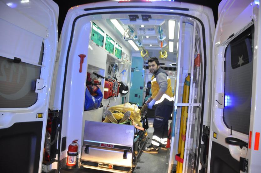 Yaralanan annesinin elini bir an olsun bırakmadı