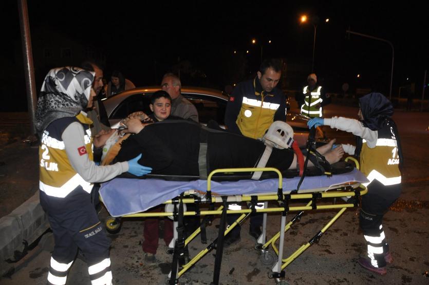 Yaralanan annesinin elini bir an olsun bırakmadı