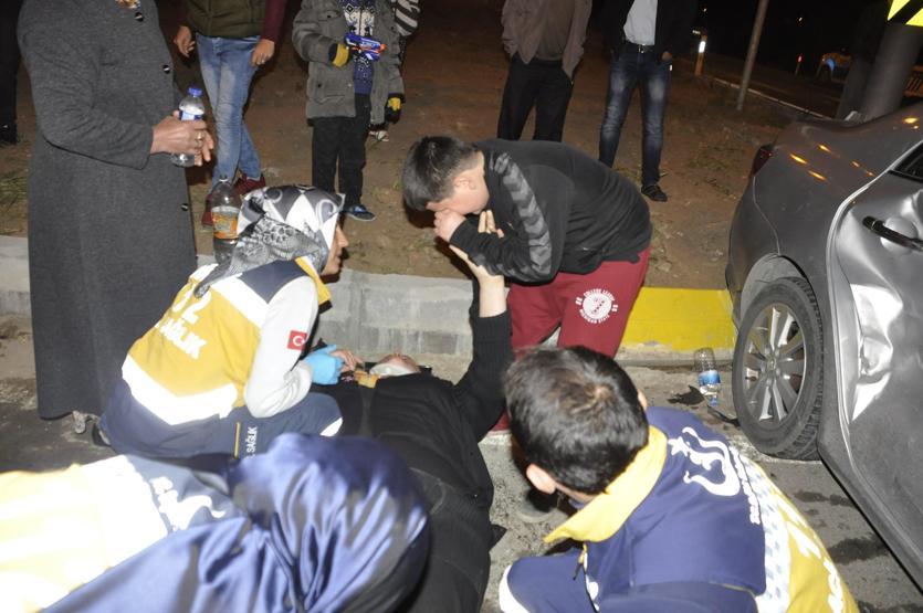 Yaralanan annesinin elini bir an olsun bırakmadı