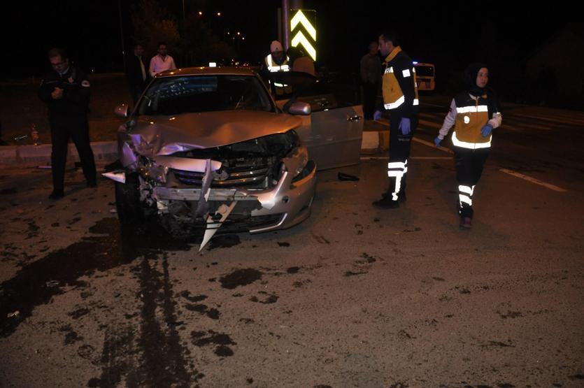 Yaralanan annesinin elini bir an olsun bırakmadı